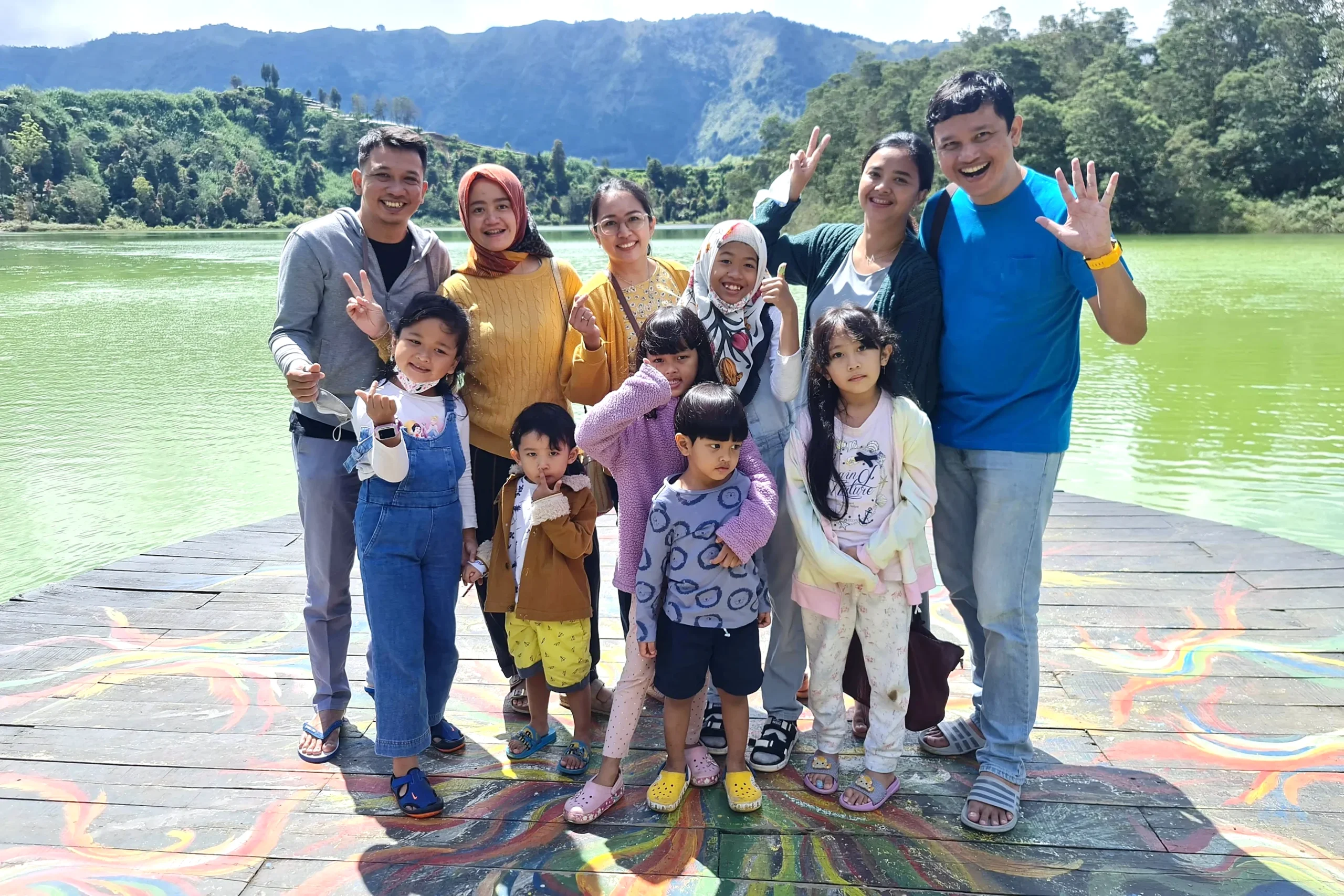 family trip dieng telaga warna rombongan keluarga anak dewasa