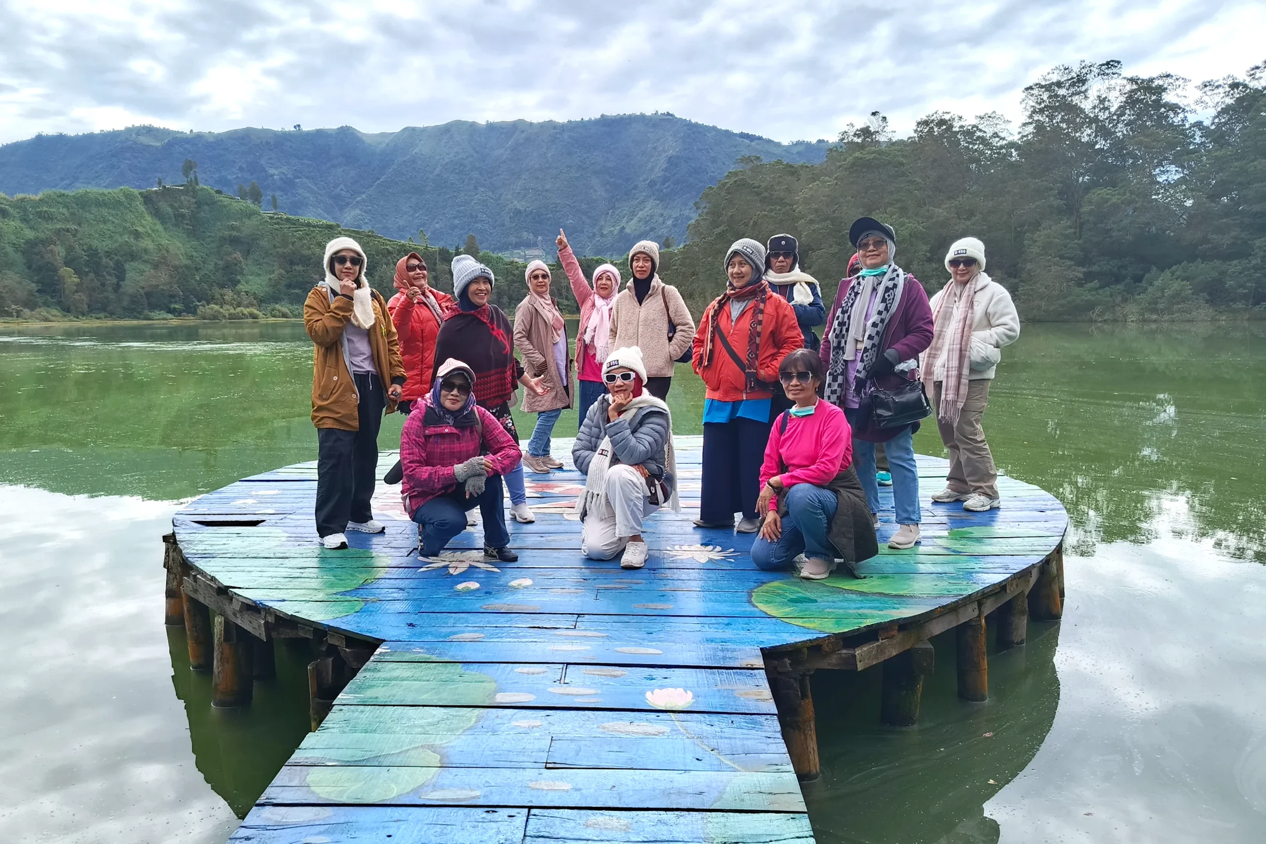 one day tour dieng telaga warna rombongan reuni ibu-ibu