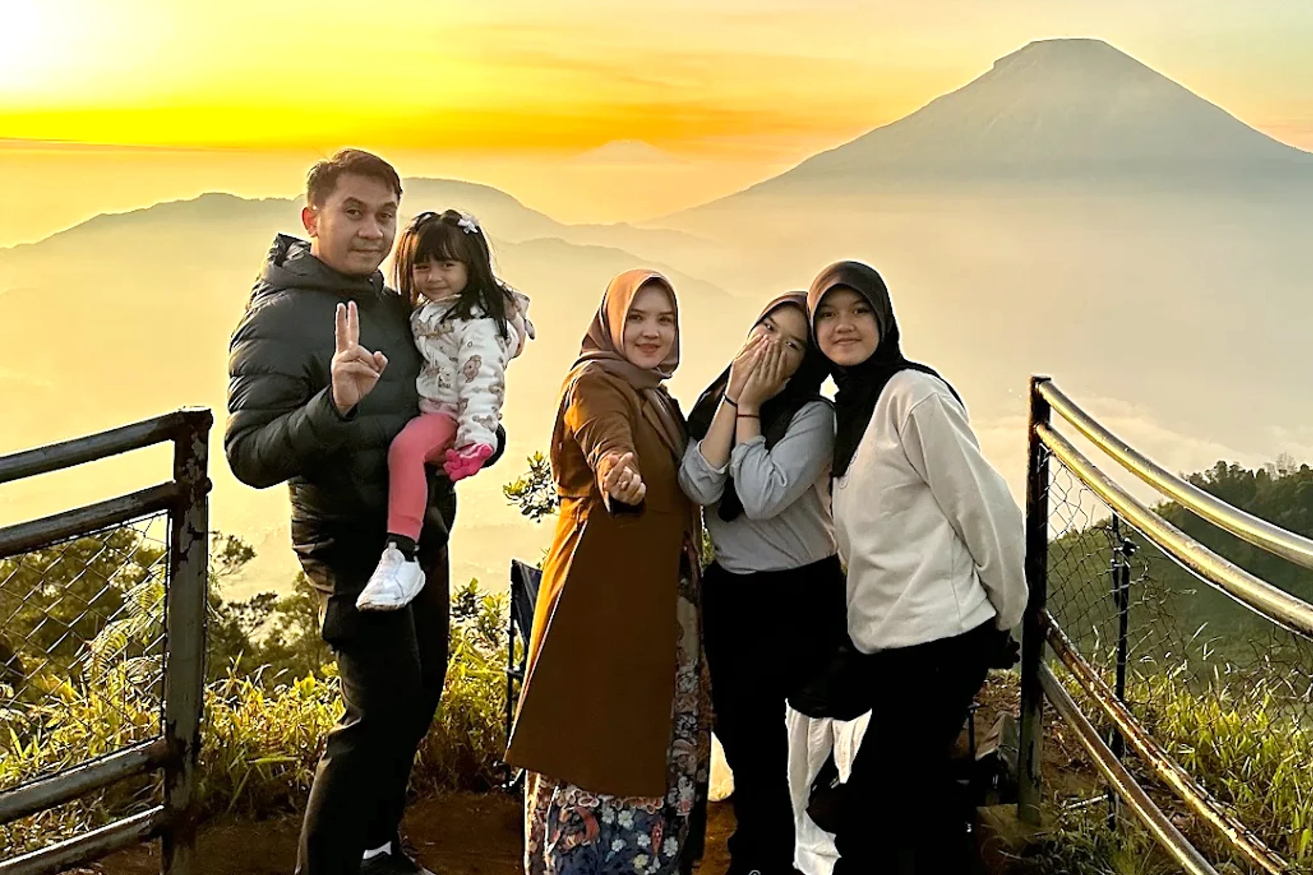 wisata sunrise dieng bukit sikunir rombongan keluarga