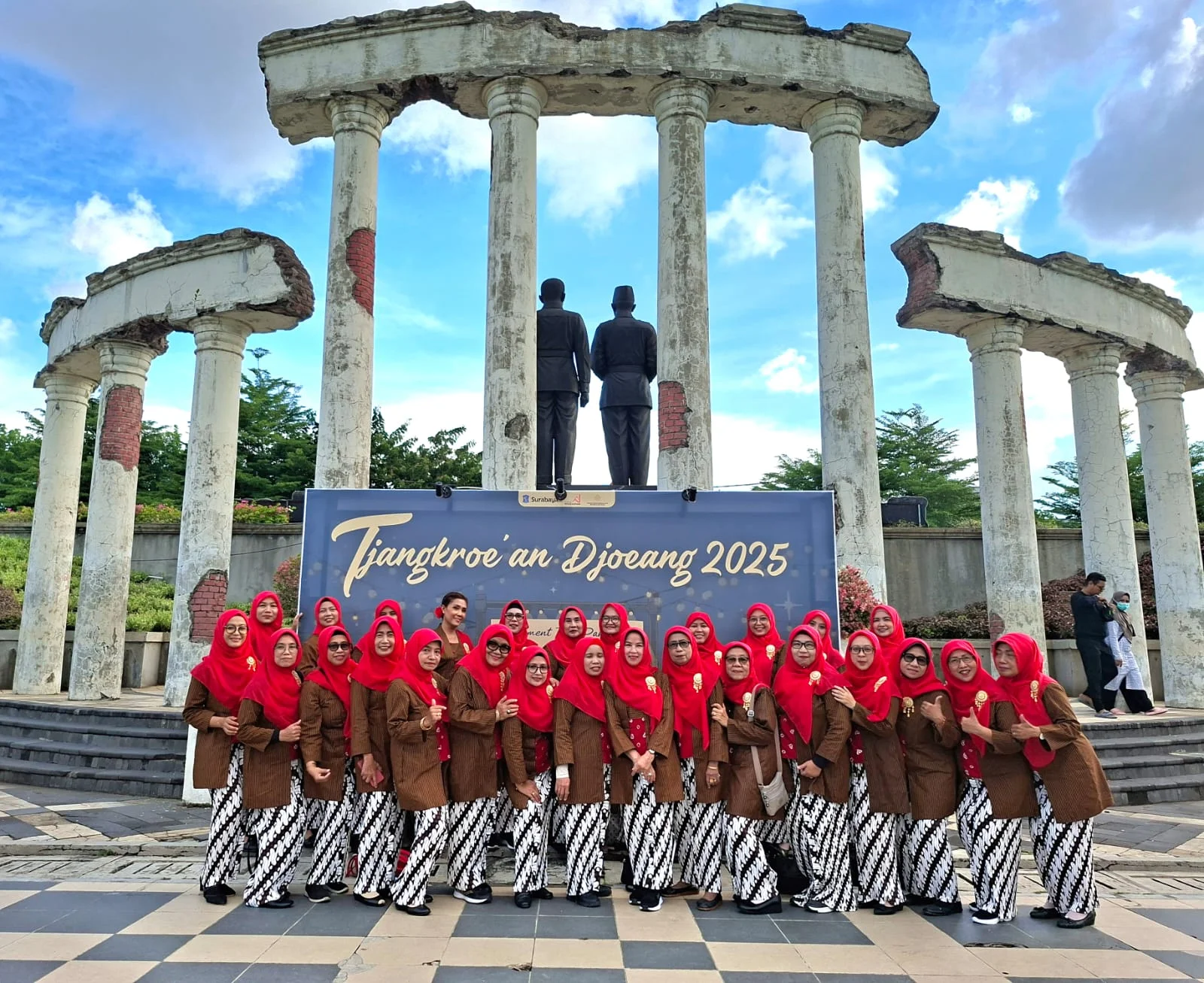 wisata tugu pahlawan monumen 10 nopember surabaya